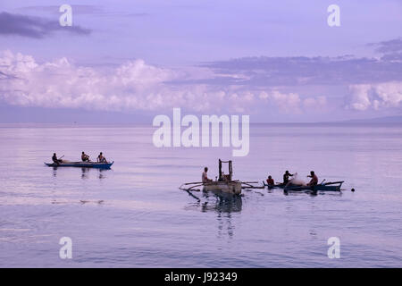 Les pêcheurs traditionnels dans banka outrigger bateaux dans l'île de Siquijor situé dans la région de Visayas central des Philippines Banque D'Images