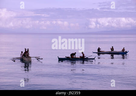 Les pêcheurs traditionnels dans banka outrigger bateaux dans l'île de Siquijor situé dans la région de Visayas central des Philippines Banque D'Images