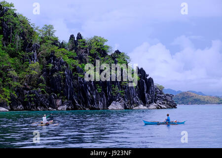 Bateau de pêcheurs traditionnels dans Banka Outrigger Reef Alcatraz bateaux le long de l'île de Coron dans l'Îles Calamian dans le nord de Palawan des Philippines Banque D'Images