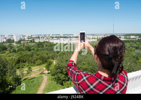 Visiteur sur plate-forme d'observation chez IGA 2017 Festival International des jardins (International Garten Ausstellung) à Berlin, Allemagne Banque D'Images