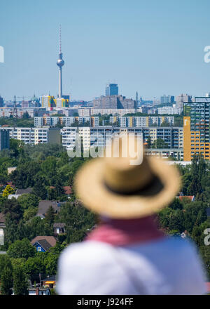 Le visiteur à la plate-forme d'observation à la Berlin skyline chez IGA 2017 Festival International des jardins (International Garten Ausstellung) à Berlin, Allemagne Banque D'Images