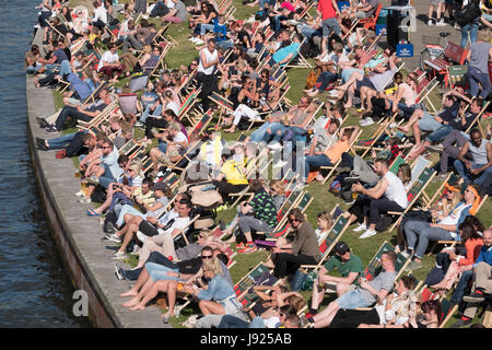 Piscine en plein air bar Riverside à côté de la rivière Spree dans un été à Berlin, Allemagne Banque D'Images