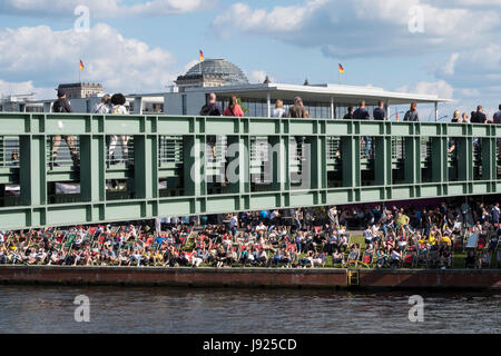 Piscine en plein air bar Riverside à côté de la rivière Spree dans un été à Berlin, Allemagne Banque D'Images