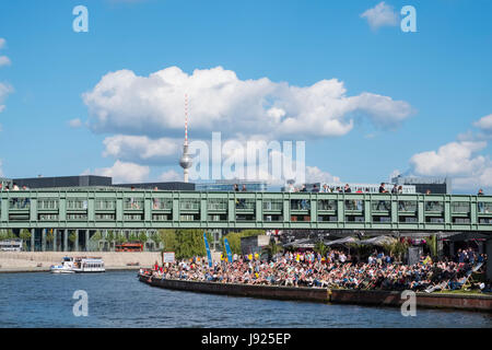 Piscine en plein air bar Riverside à côté de la rivière Spree dans un été à Berlin, Allemagne Banque D'Images