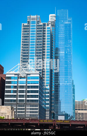 Chicago Illinois près de West Side Boeing Monde AC 150 North Riverside Chicago Sun Times bâtiments Lyric Opera Bridge Madison Street Chicago River Banque D'Images