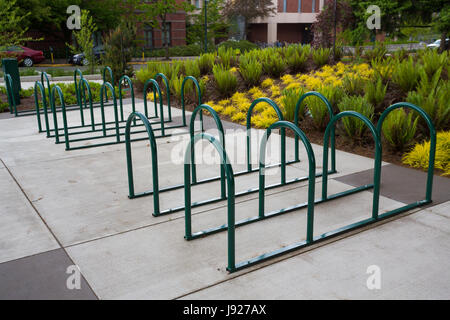 Supports à vélo à l'école vide Banque D'Images