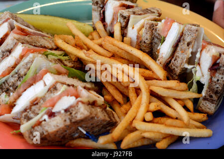 Club sandwich sur la plaque avec des frites Banque D'Images