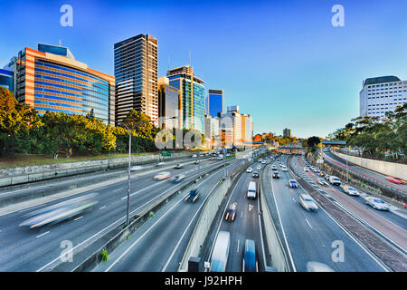 Aperçu de l'ensemble des voies multiples Warringah freeway en passant par North Sydney pendant les heures de pointe du matin et de l'engorgement de pointe en Australie. Banque D'Images