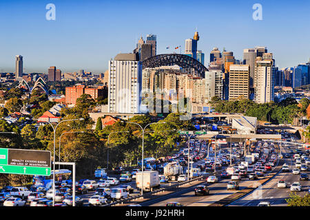 Le trafic lourd sur l'autoroute encombrée Warringah à North Sydney à Sydney Harbour bridge and tunnel pendant l'heure de pointe du matin. Banque D'Images