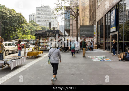 Brésil, Sao Paulo - le 14 mai 2016 : Vue de l'Avenida Paulista dans le centre de Sao Paulo ville avec ses immeubles commerciaux et des voitures qui passent par Banque D'Images