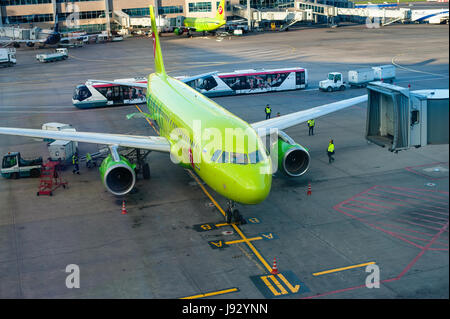 Moscou, Russie - 28 mai 2017 : Avion est sous charge dans l''aéroport de Domodedovo. L'aéroport international de Domodedovo est l'un des trois grands aéroports de Moscou Banque D'Images