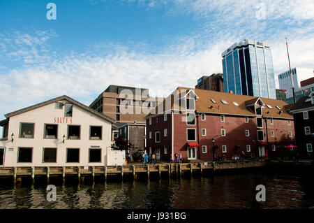 HALIFAX, CANADA - Août 13, 2016 : La promenade riveraine est un sentier public et une destination touristique populaire pour ses commerces et restaura Banque D'Images