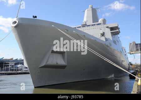 L'USS New York, le navire le plus récent de la Marine fait de 7,5 tonnes d'acier du World Trade Center, fait son chemin à Pier 88 à New York City. Le 2 novembre 2009.. Crédit : Dennis Van Tine/MediaPunch Banque D'Images