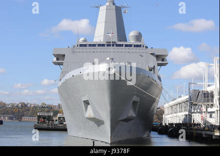 L'USS New York, le navire le plus récent de la Marine fait de 7,5 tonnes d'acier du World Trade Center, fait son chemin à Pier 88 à New York City. Le 2 novembre 2009.. Crédit : Dennis Van Tine/MediaPunch Banque D'Images