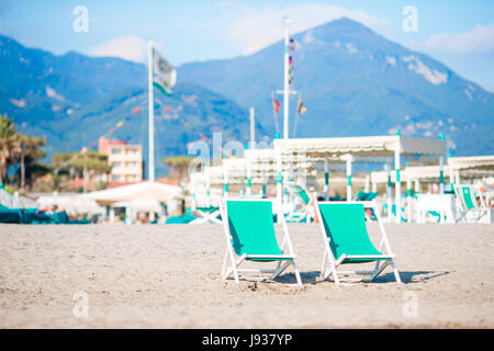 Transats sur la plage en Italie dans la région de population Forte dei Marmi Banque D'Images