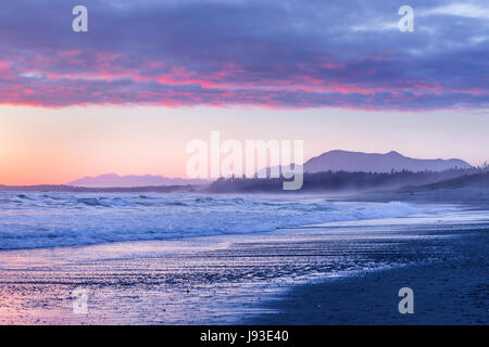 Le coucher du soleil, Long Beach, parc national Pacific Rim, l'île de Vancouver, Colombie-Britannique, Canada. Banque D'Images