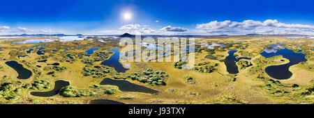 Lacs près de Mývatn - panorama 360 degrés de l'antenne de couture des dizaines de photos prises par drone. Photo haute résolution de la région de Myvatn en Islande. Banque D'Images