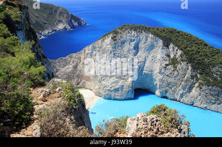 Belle vue sur la plage de Navagio dans l'île de Zakynthos, Grèce Banque D'Images