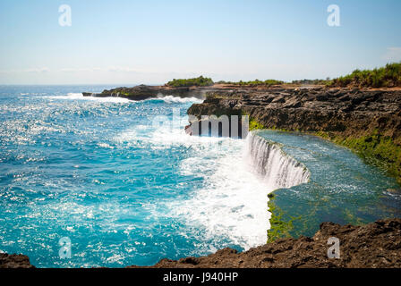 Les larmes du diable cliffs à l'île de Nusa Lembongan, l'Indonésie Banque D'Images