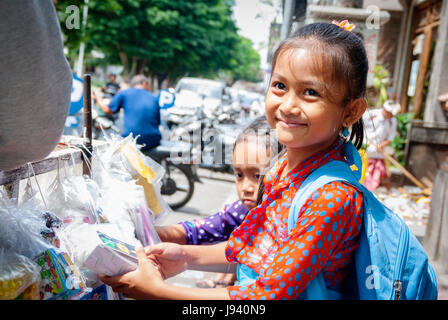 UBUD, INDONÉSIE - 23 SEPTEMBRE : deux adorables et souriant schollgirls achat de biens à la rue à Ubud, Bali Indonésie le 23 septembre, 2014 Banque D'Images