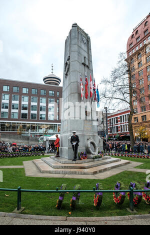 Vancouver, BC, Canada. 11 novembre, 2016. La veillée guards stand au cénotaphe sur cérémonie du Jour du Souvenir à la place de la Victoire au centre-ville de Vancouver. Banque D'Images