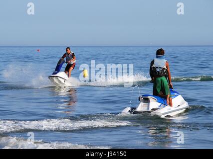 Les hommes à cheval un jet ski, Marbella, Province de Malaga, Andalousie, Espagne, Europe de l'Ouest. Banque D'Images