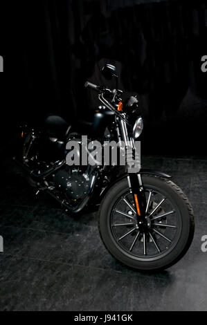 Harley-Davidson Iron 883 noir en studio sur un fond noir Banque D'Images