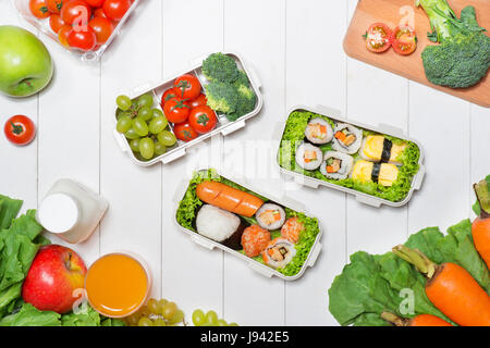 Bento box avec différents aliments, fruits et légumes frais Banque D'Images