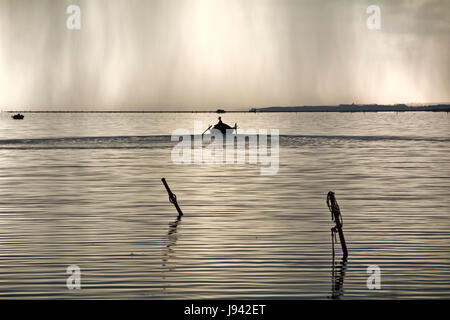 Coucher du soleil dans le lagon, où les pêcheurs retour à l'approche de la tempête imminente. Aube. Les îles de la Méditerranée. Banque D'Images