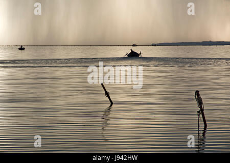 Coucher du soleil dans le lagon, où les pêcheurs retour à l'approche de la tempête imminente. Aube. Les îles de la Méditerranée. Banque D'Images