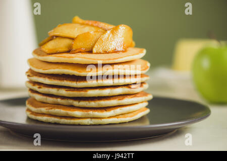 Crêpes de pomme sur table. Le petit-déjeuner, des collations. Jour de crêpes. Banque D'Images