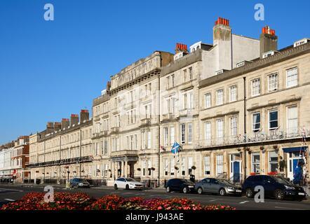 Rangée de maisons et l'Hôtel Prince Regent le long de la promenade de l'Esplanade, Weymouth, Dorset, Angleterre, Royaume-Uni, Europe de l'Ouest. Banque D'Images