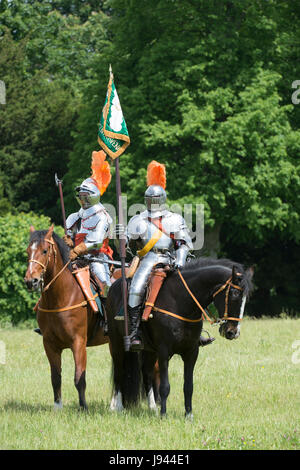 Guerre civile anglaise chevaliers à cheval devant un Hogan-vexel événement de reconstitution. Charlton Park, Malmesbury, Wiltshire, Royaume-Uni Banque D'Images
