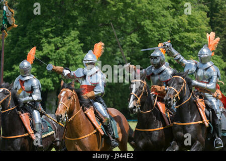 Guerre civile anglaise chevaliers à cheval avec des épées à une Hogan-vexel reenactment événement. Charlton Park, Malmesbury, Wiltshire, Royaume-Uni Banque D'Images