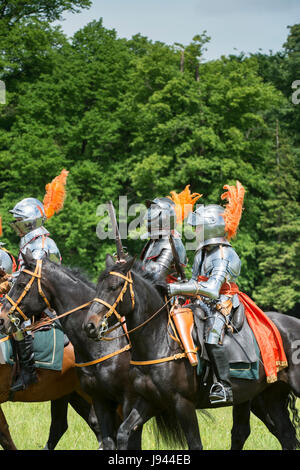 Guerre civile anglaise chevaliers à cheval avec des pistolets à un Hogan-vexel événement de reconstitution. Charlton Park, Malmesbury, Wiltshire, Royaume-Uni Banque D'Images