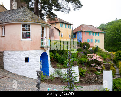 Portmeirion village de style italien conçu et construit par Sir Clough Williams-Elis entre 1925-1975,Gwynedd, Nord du Pays de Galles, Royaume-Uni. Banque D'Images