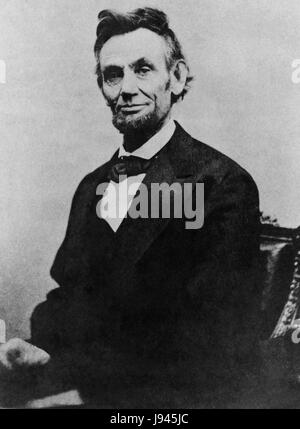 Cette célèbre photographie d’Abraham Lincoln, prise le 10 avril 1865, le montre assis à mi-longueur, quelques jours seulement avant son assassinat. Il capture le président dans un état sombre et réfléchi pendant une période charnière de l'histoire américaine. L'image est l'une des représentations les plus reconnues de Lincoln au cours de ses derniers jours au pouvoir. Banque D'Images