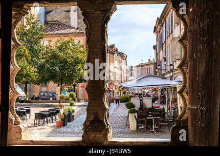 La France, Tarn et Garonne, Moissac, Saint Pierre Abbaye, Patrimoine Mondial par l'UNESCO, dans l'église, Roger Delthil square vu à travers le portail sud Banque D'Images