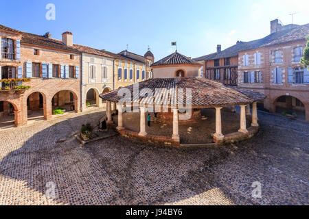 La France, Tarn et Garonne, Auvillar, étiqueté Les Plus Beaux Villages de France, le maïs circulaire Hall et la place de la Halle aux Grains Banque D'Images