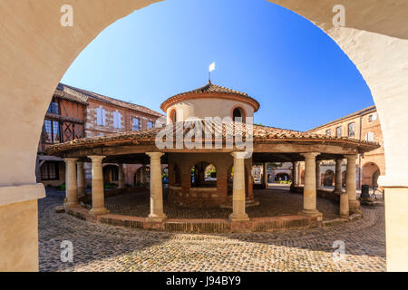 La France, Tarn et Garonne, Auvillar, étiqueté Les Plus Beaux Villages de France, le maïs circulaire Hall et la place de la Halle aux Grains Banque D'Images