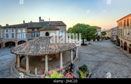 La France, Tarn et Garonne, Auvillar, étiqueté Les Plus Beaux Villages de France, le maïs circulaire Hall et la place de la Halle aux Grains Banque D'Images