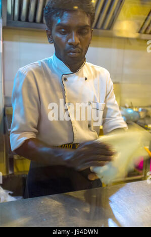 KANDY, SRI LANKA - le 28 novembre 2016 : Le cuisinier pétrir la pâte pour une cuisson supplémentaire roti, le 28 novembre dans la région de Kandy. Banque D'Images