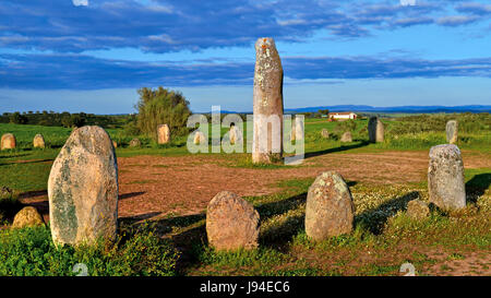 Cercle de pierres mégalithiques "Cromeleque do Xerez" près de Monsaraz avec de petites pierres et de 3 m de haut menhir au milieu Banque D'Images