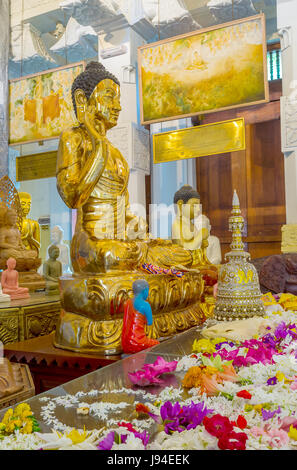 KANDY, SRI LANKA - le 28 novembre 2016 : Le golden Buddha statue sur le Temple de la Dent Sacrée, le 28 novembre dans la région de Kandy. Banque D'Images