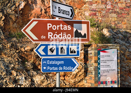 Portugal : signal indiquant la direction de la rue Portas de Rodao, une rivière naturelle passage du Tage avec de hautes falaises et rochers latéral Banque D'Images