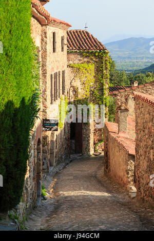 France, Pyrénées Orientales, Castelnou, étiqueté Les Plus Beaux Villages de France (le plus beau village de France), rue du village Banque D'Images