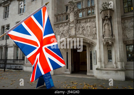 British Union Jack drapeau à l'avant de la Cour Suprême du Royaume-Uni dans la fonction Middlesex Guildhall, Place du Parlement, Londres Banque D'Images