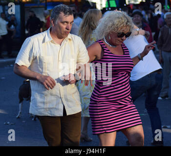 Un couple est danser la salsa dans la rue Banque D'Images