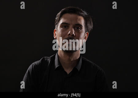 Portrait d'homme adulte sur fond noir. Banque D'Images