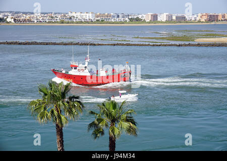 Bateau de pêche mer Isla de Canela Costa del la Luz Espagne dans l'estuaire de la rivière Port de retour avec leur prise Banque D'Images